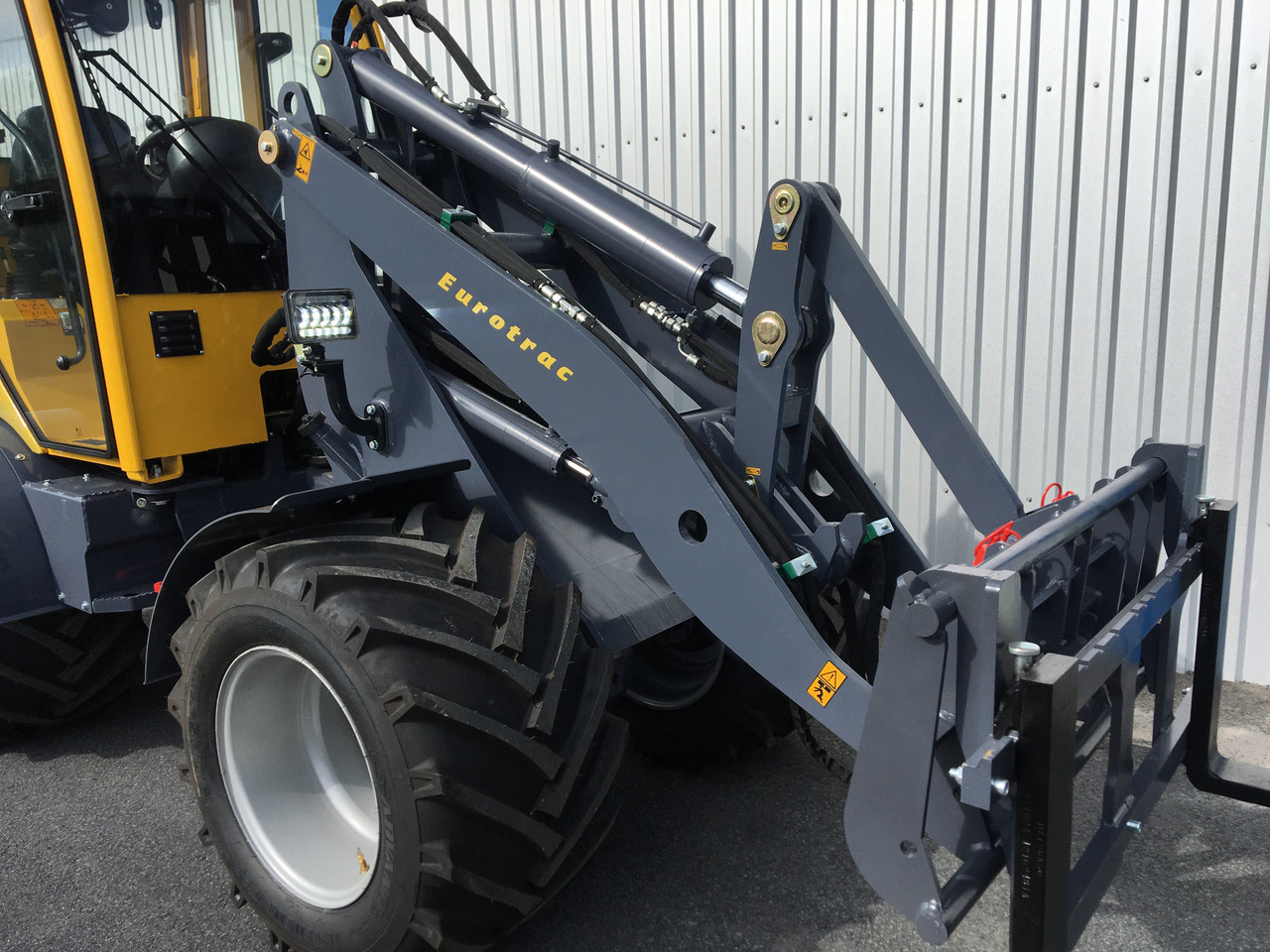New Compact loader EUROTRAC W12 CMF: picture 10