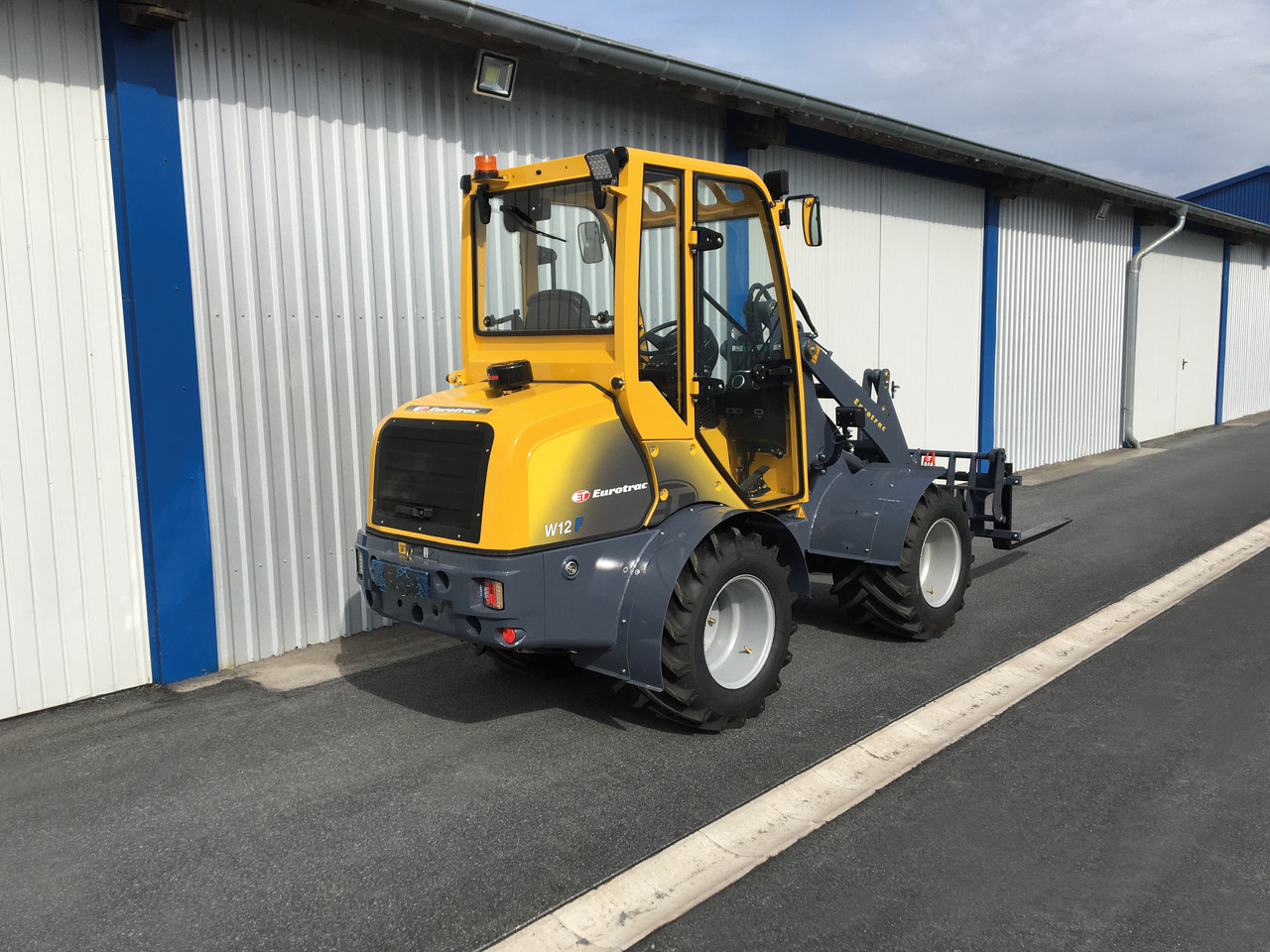 New Compact loader EUROTRAC W12 CMF: picture 6