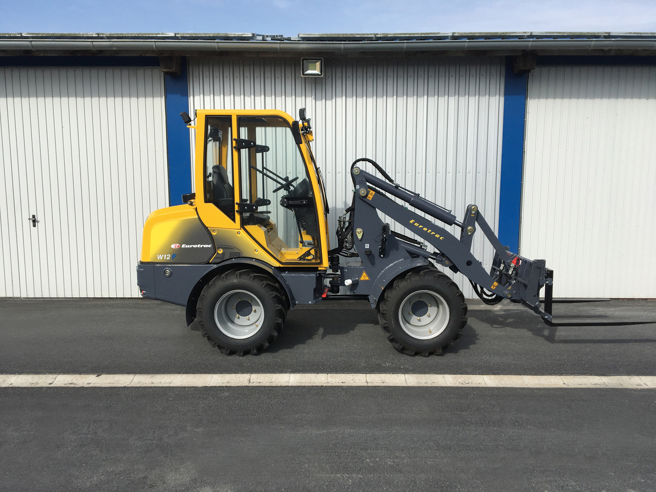 New Compact loader EUROTRAC W12 CMF: picture 7