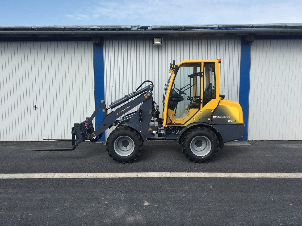 New Compact loader EUROTRAC W12 CMF: picture 3