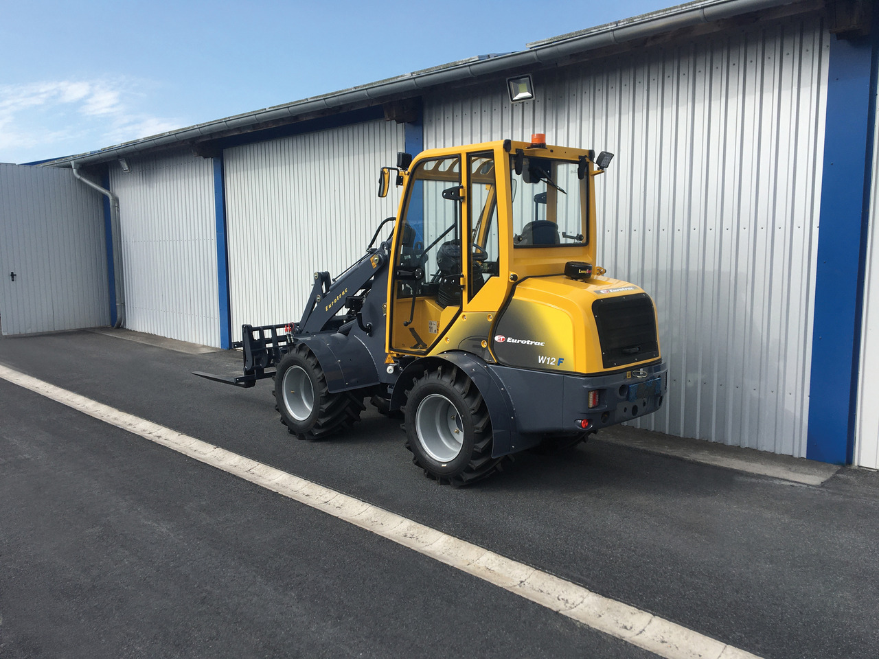 New Compact loader EUROTRAC W12 CMF: picture 2