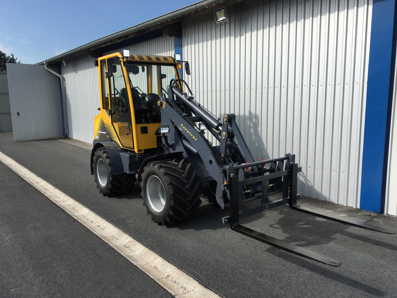 New Compact loader EUROTRAC W12 CMF: picture 9