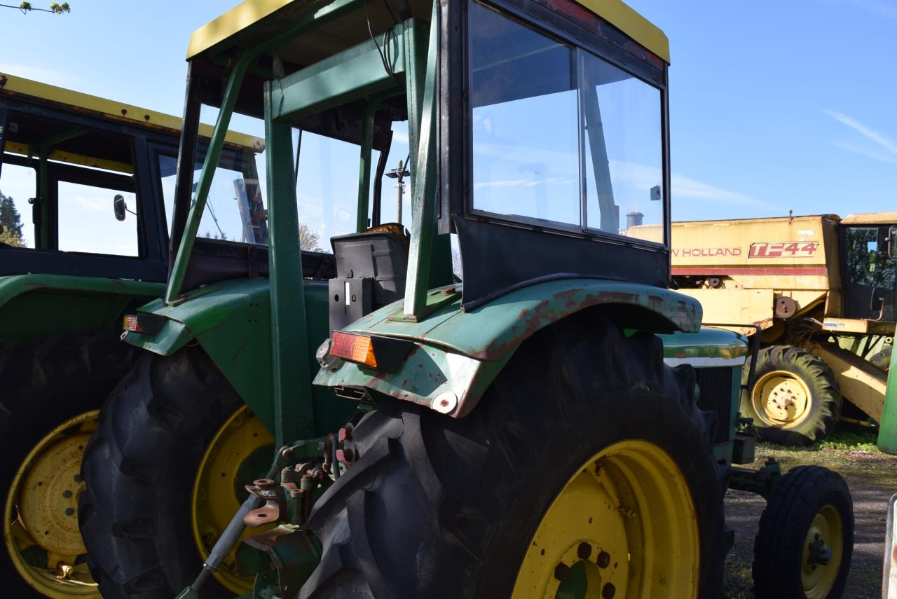Farm tractor John Deere 2130: picture 3
