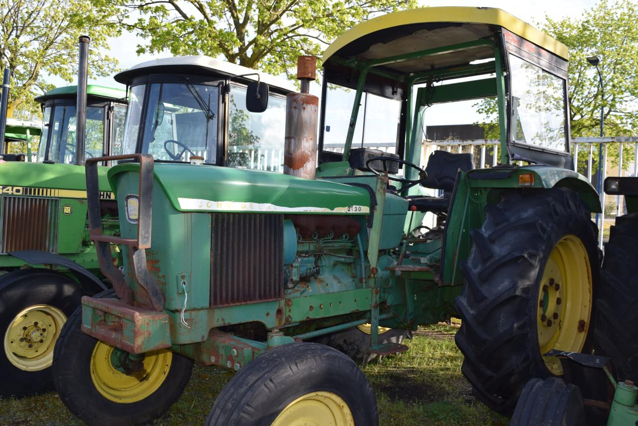 Farm tractor John Deere 2130: picture 2