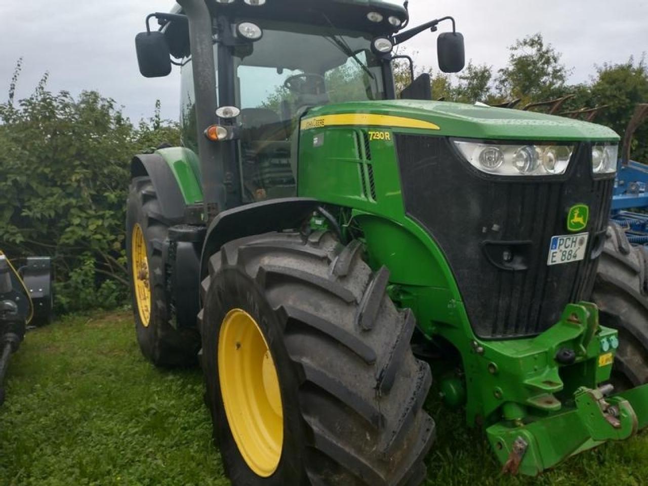 Farm tractor John Deere 7230r: picture 2