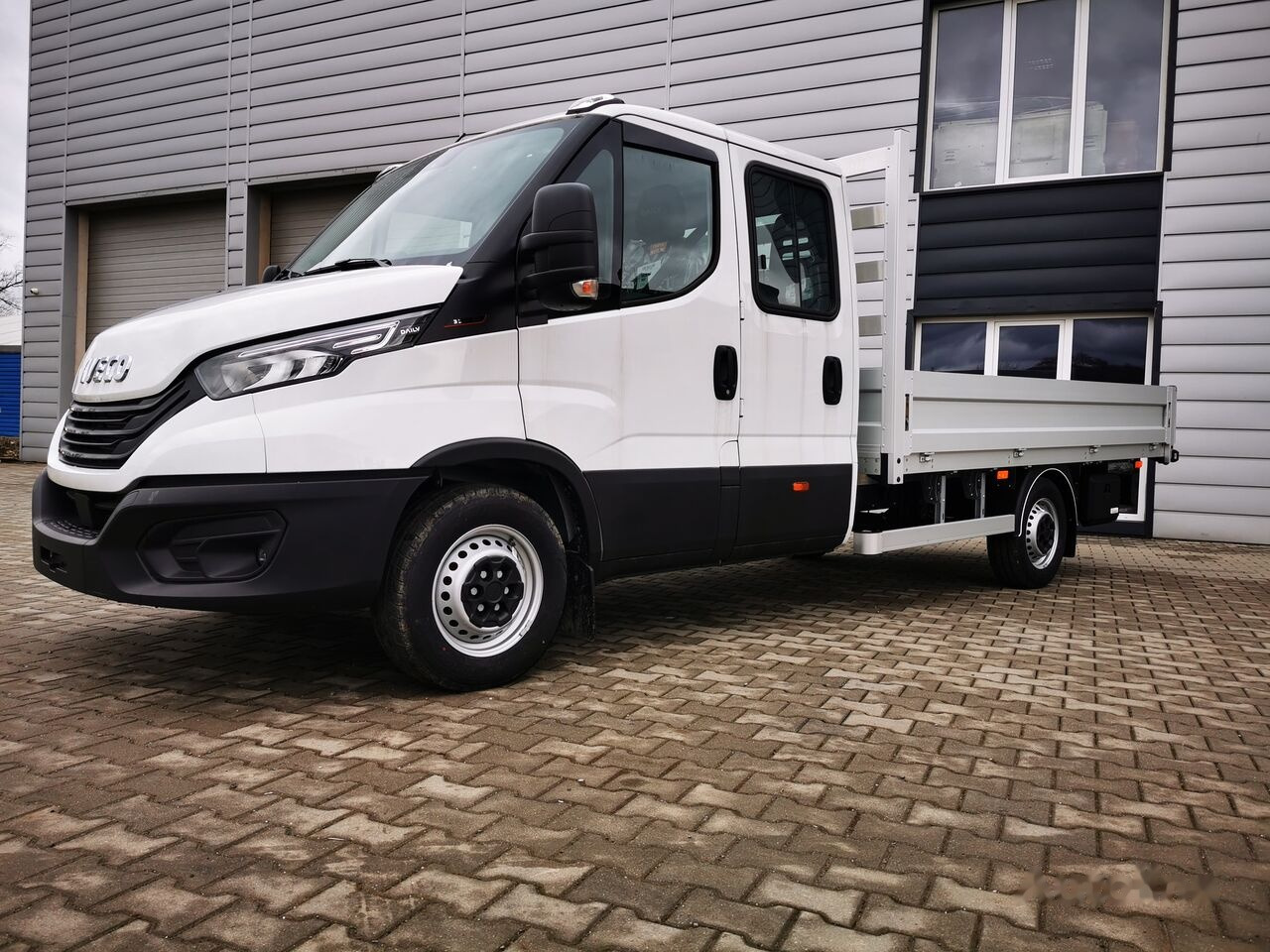 New Open body delivery van IVECO Daily 180KM r. oś 4100: picture 4
