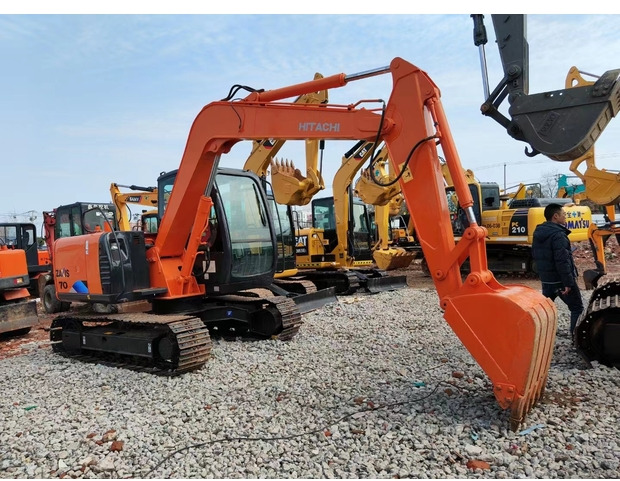 Crawler excavator 2020 Hitachi ZX70: picture 6