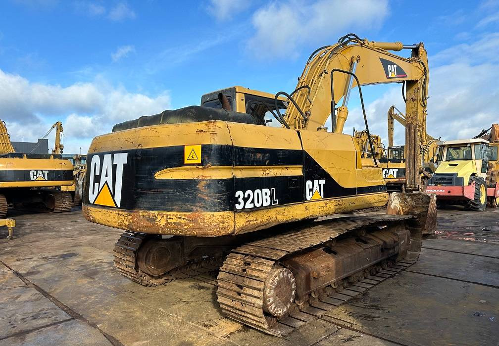 Crawler excavator CAT 320BL: picture 5