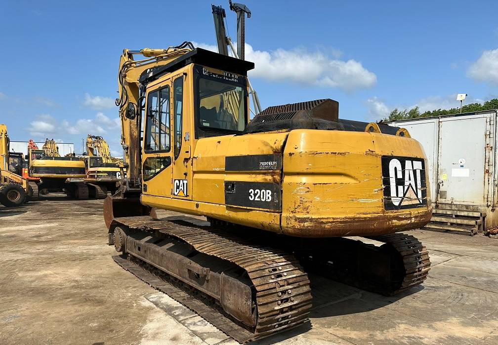 Crawler excavator CAT 320BL: picture 3