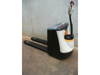 Pallet truck Crown WP 3020: picture 1