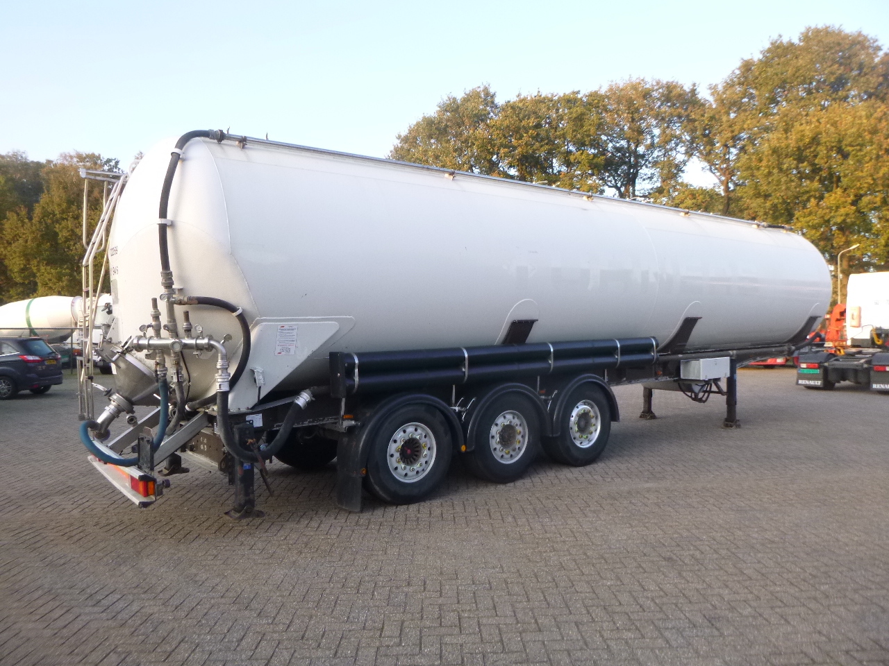Tanker semi-trailer for transportation of flour Feldbinder Powder tank alu 65 m3 (tipping): picture 4