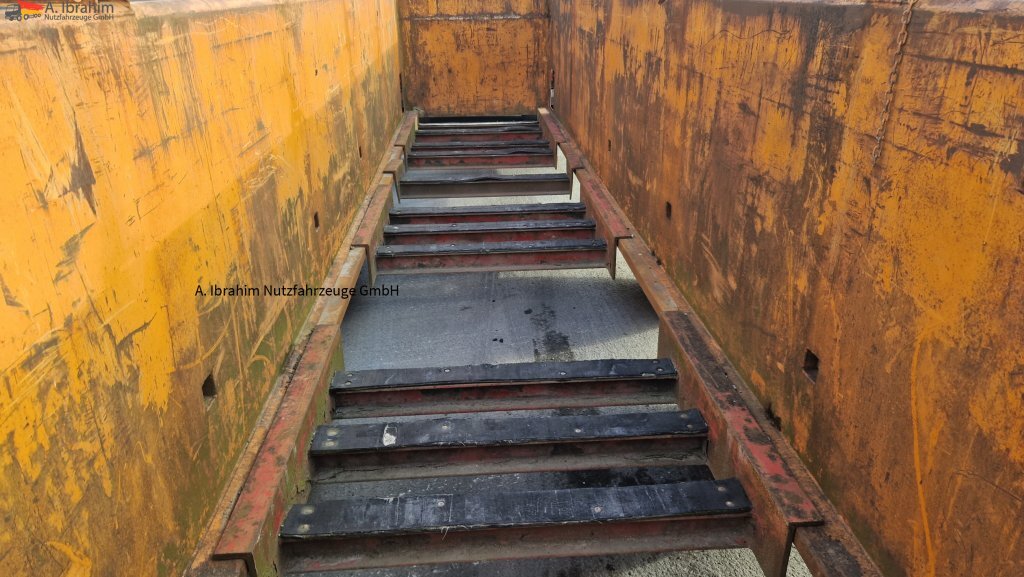 Low loader semi-trailer for transportation of heavy machinery Langendorf SGL Innenlader  Innenlader: picture 3