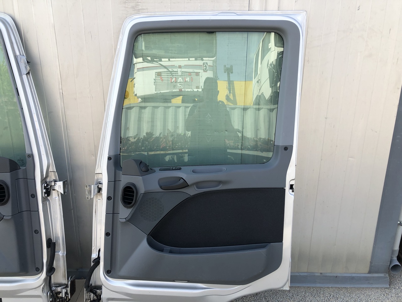 Door and parts for Truck DOOR ACTROS MP2-3 LEFT AND RIGHT MEGA SPACE CAB: picture 3