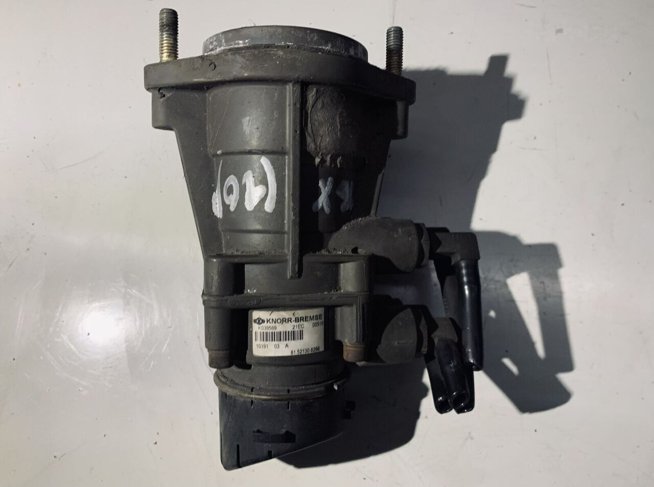 Brake valve for Truck Knorr-Bremse 81.52130-6298   MAN TGX truck: picture 2