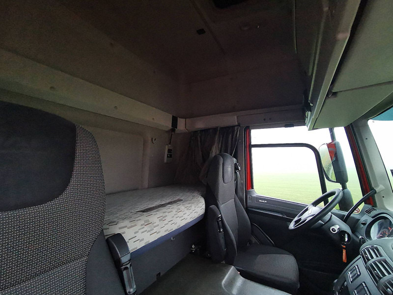 Tractor unit DAF CF 400 skylights skirts: picture 15