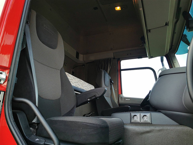Tractor unit DAF CF 400 skylights skirts: picture 7