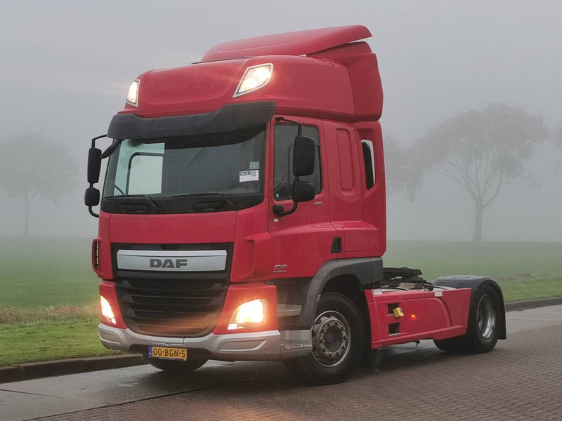Tractor unit DAF CF 400 skylights skirts: picture 3