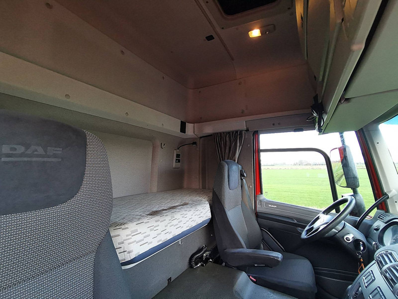 Tractor unit DAF CF 400 skylights skirts: picture 14