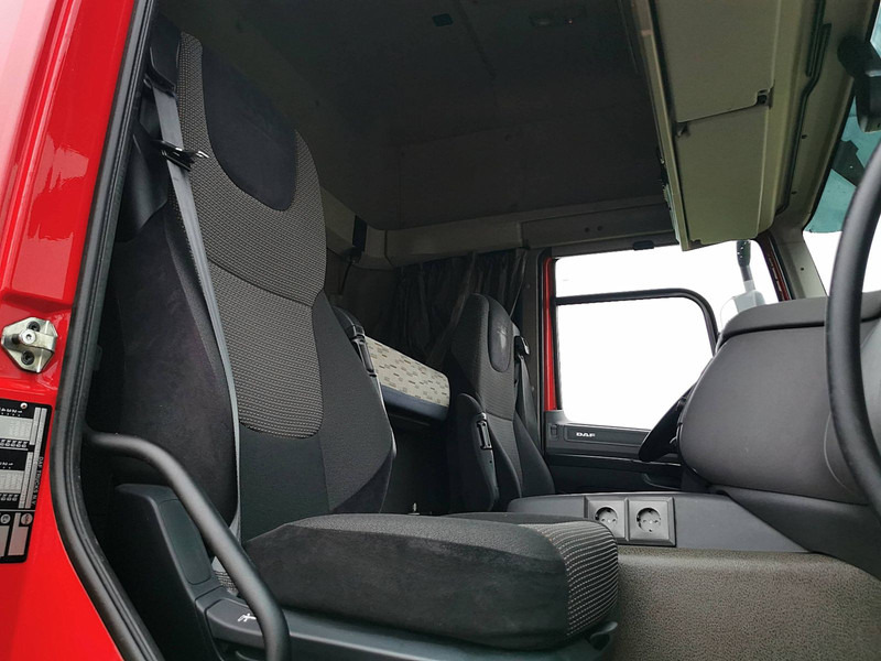 Tractor unit DAF CF 400 skylights skirts: picture 8