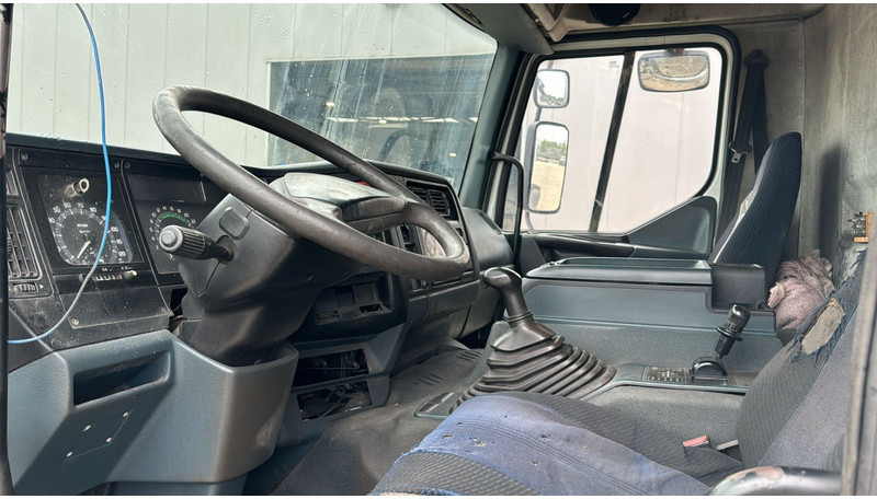 Tractor unit Renault Premium 340 (SUSPENSION LAMES / POMPE MANUELLE): picture 14