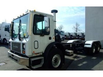 MACK MR 688 - Cab chassis truck