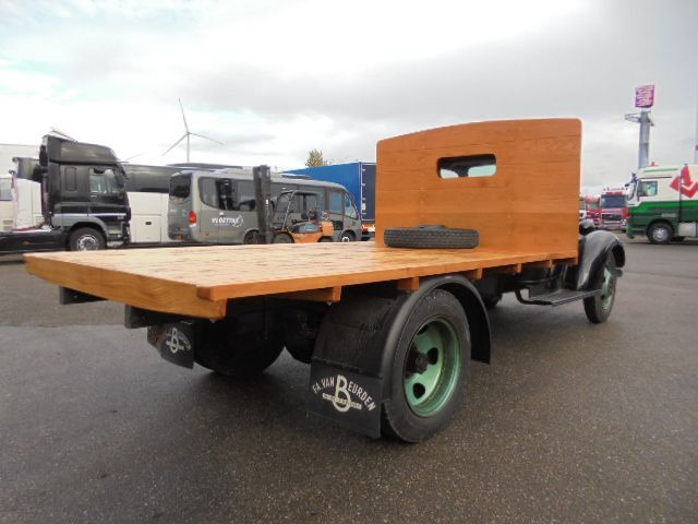 Dropside/ Flatbed truck Chevrolet 1 1/2 TON FLATBED: picture 4