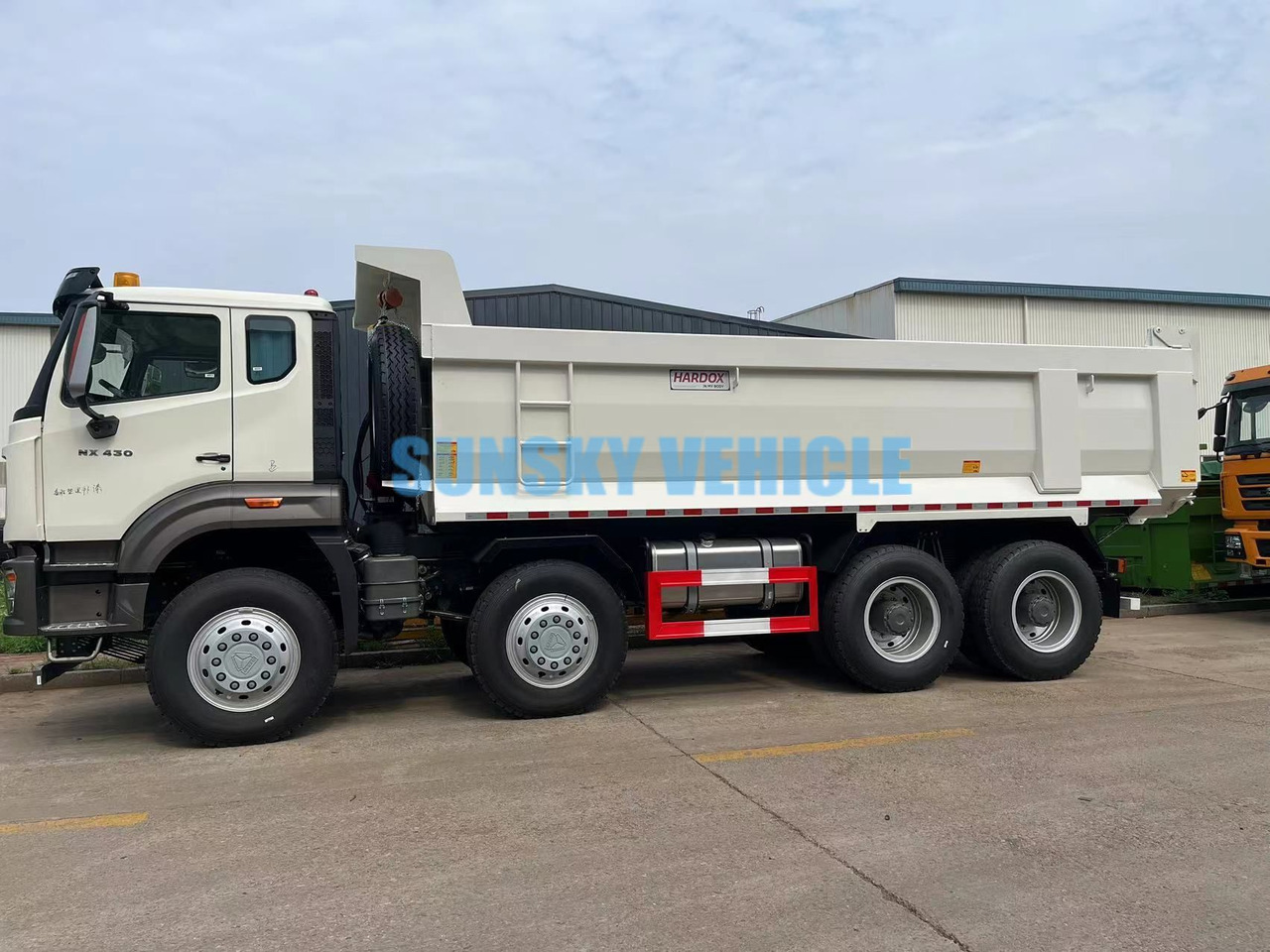 Tipper for transportation of bulk materials HOWO 8x4 NX430 Dump Truck: picture 5