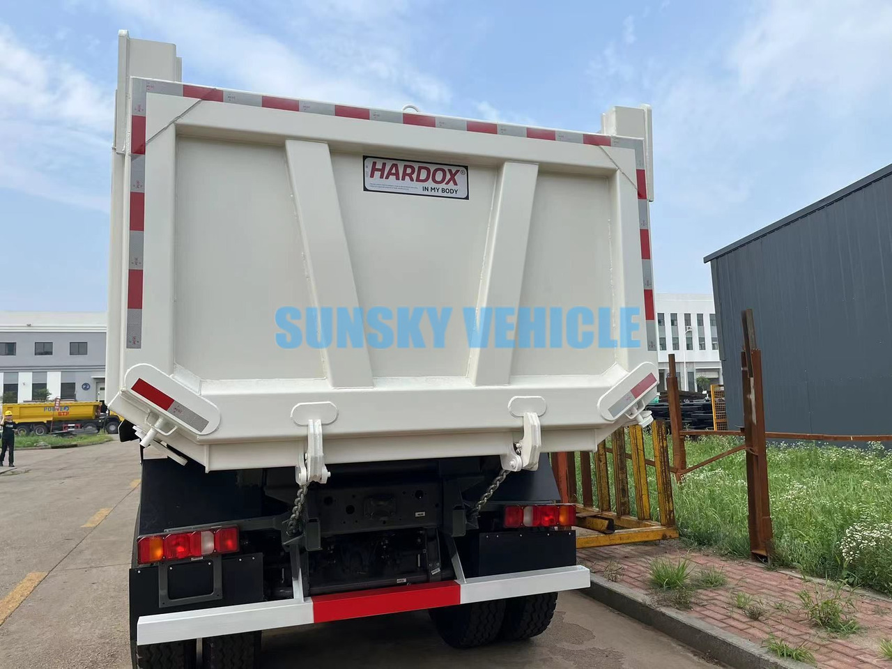 Tipper for transportation of bulk materials HOWO 8x4 NX430 Dump Truck: picture 7