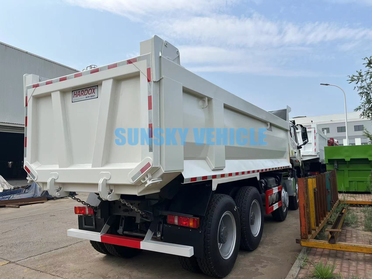 New Tipper for transportation of bulk materials HOWO Brand New 8X4 400HP Tipper Truck: picture 3