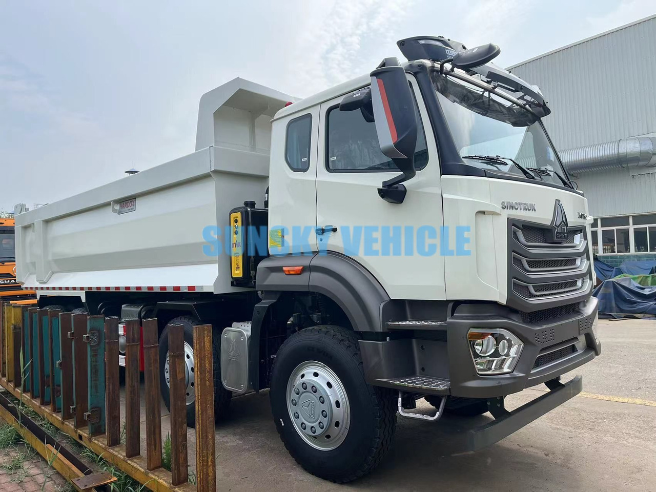 New Tipper for transportation of bulk materials HOWO Brand New 8X4 400HP Tipper Truck: picture 11