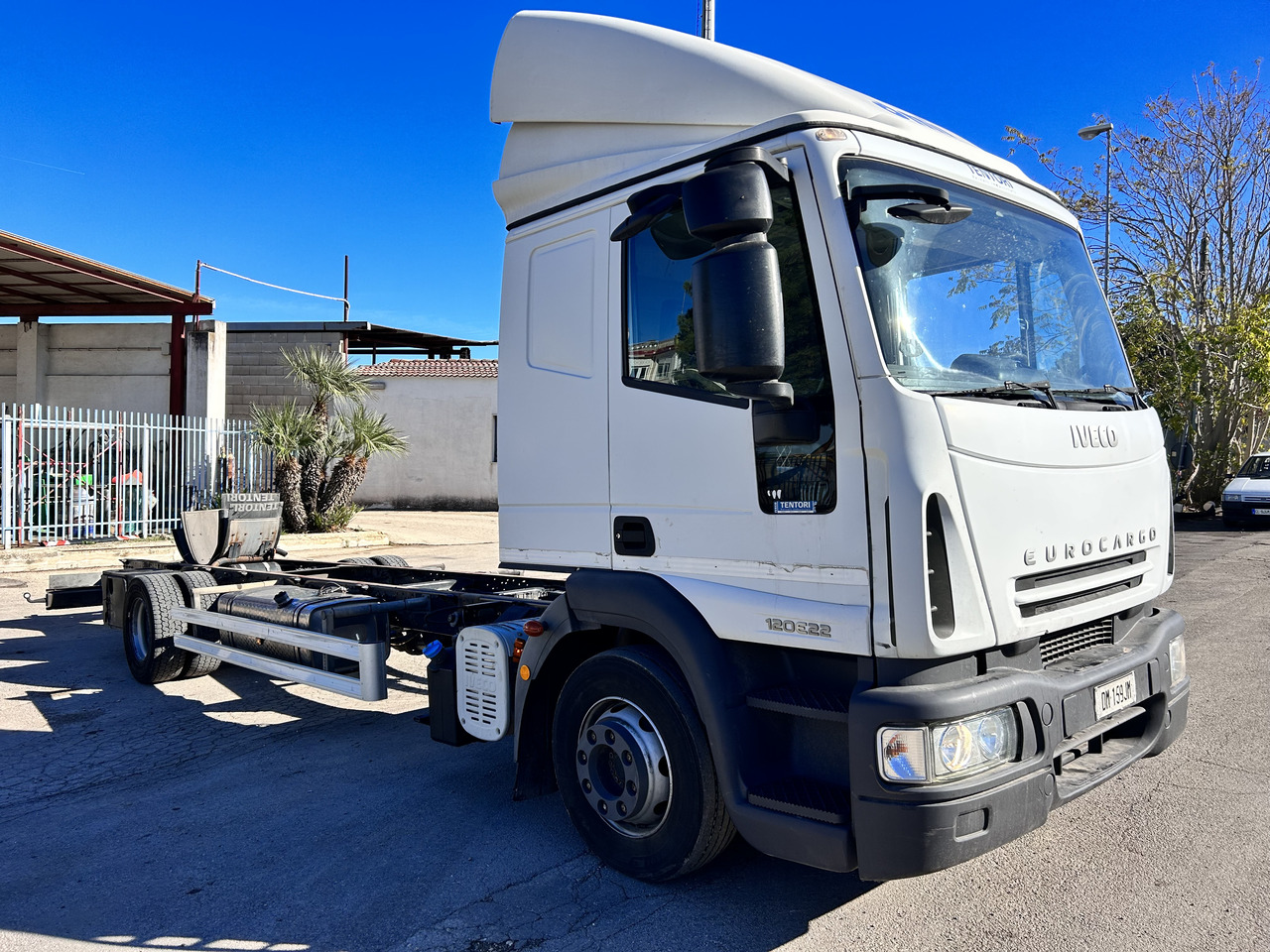 Cab chassis truck IVECO 120E22: picture 2
