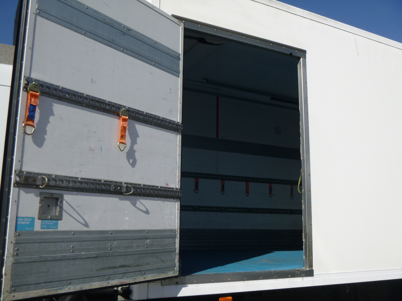 Refrigerator truck Renault Premium 370 dxi 6x2 RHD Carrier Supra 950 MT frigo: picture 15