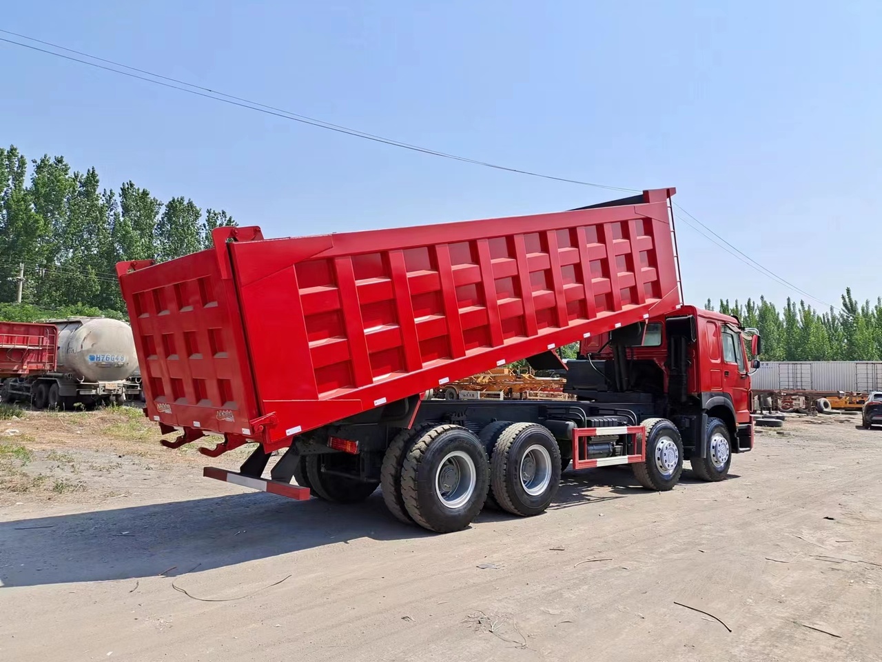 Tipper for transportation of silos SINOTRUK HOWO 420 Dump Truck: picture 2