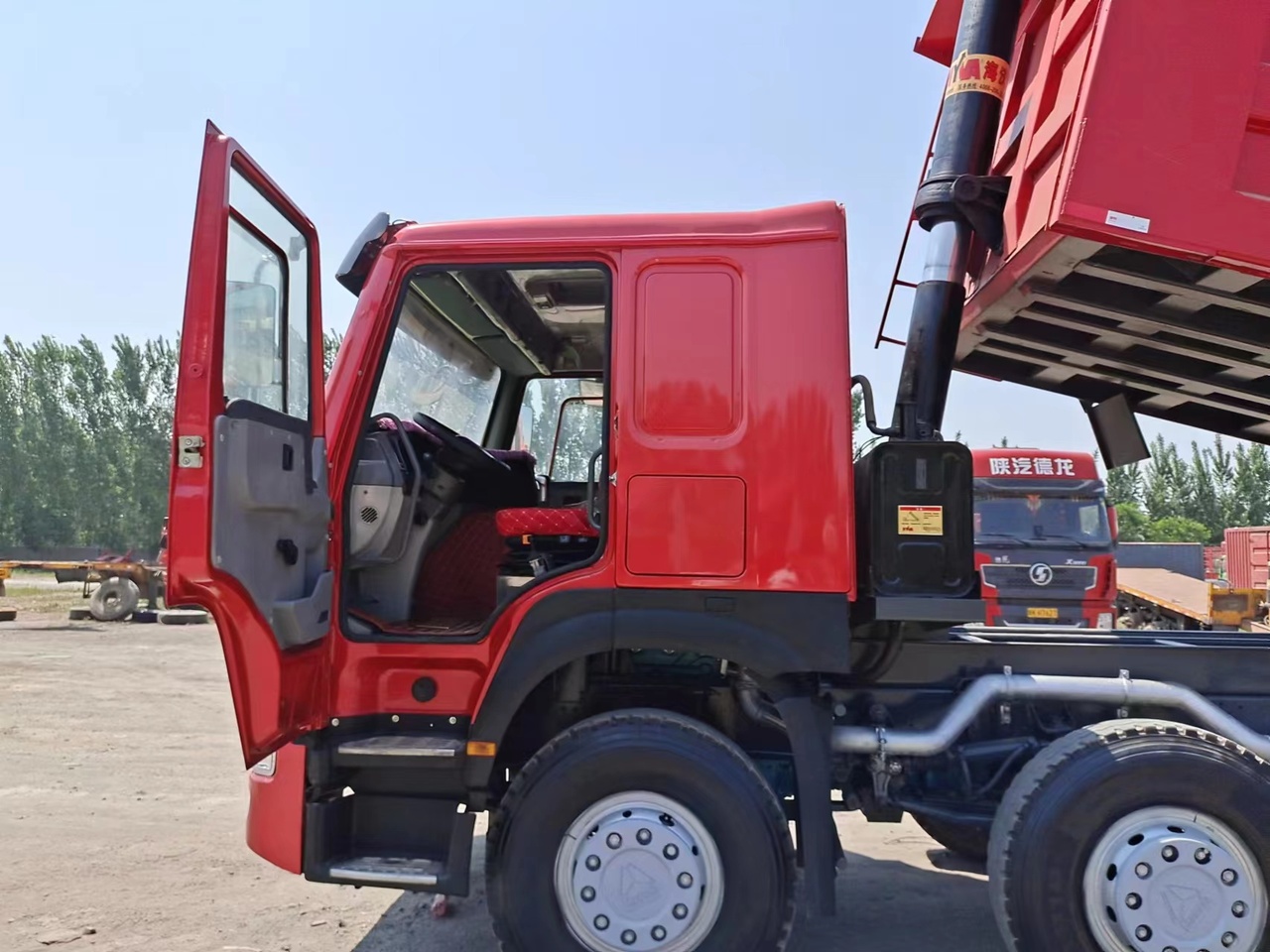 Tipper for transportation of silos SINOTRUK HOWO 420 Dump Truck: picture 6