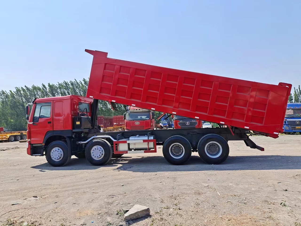 Tipper for transportation of silos SINOTRUK HOWO 420 Dump Truck: picture 4