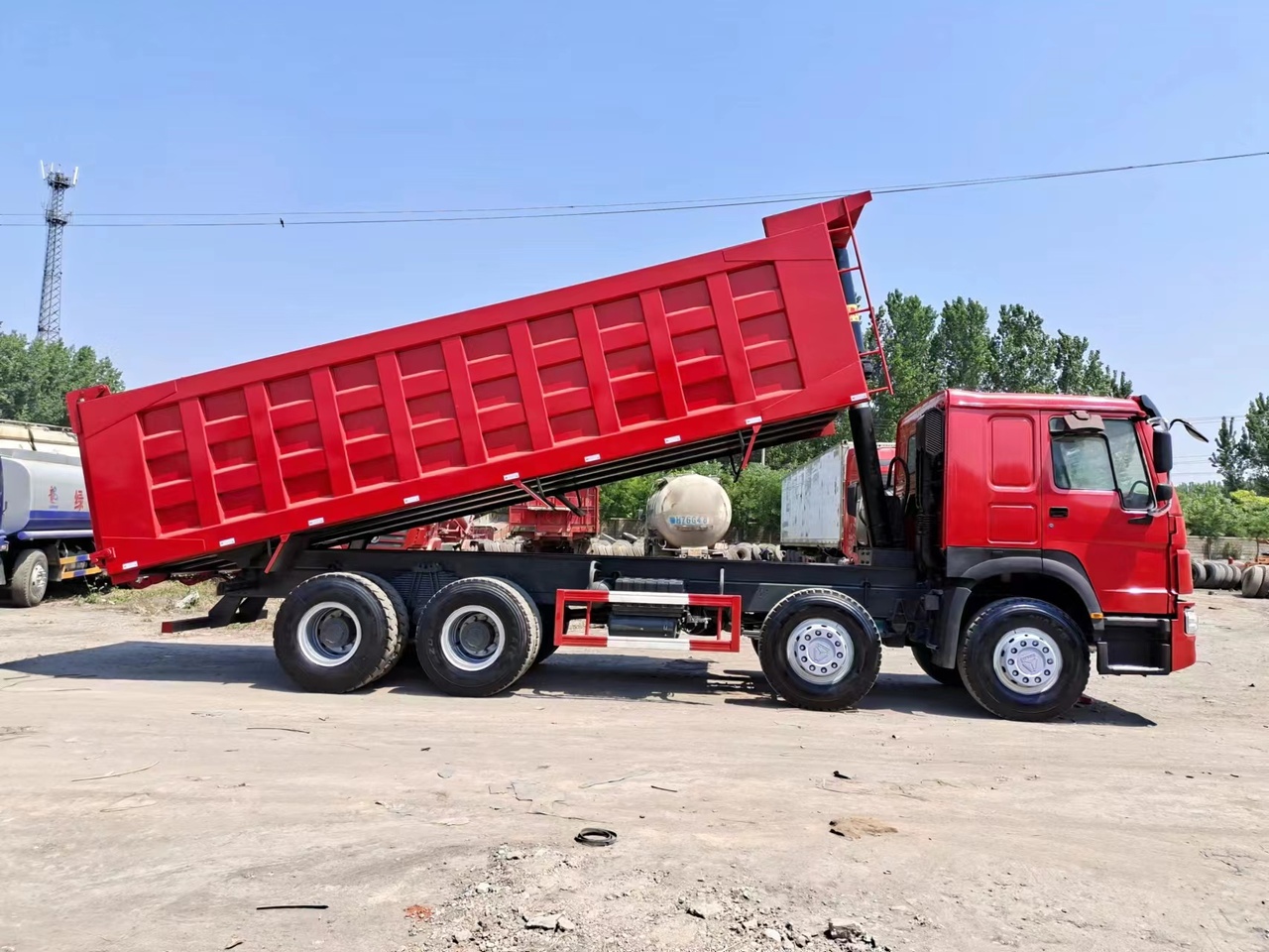 Tipper for transportation of silos SINOTRUK HOWO 420 Dump Truck: picture 3
