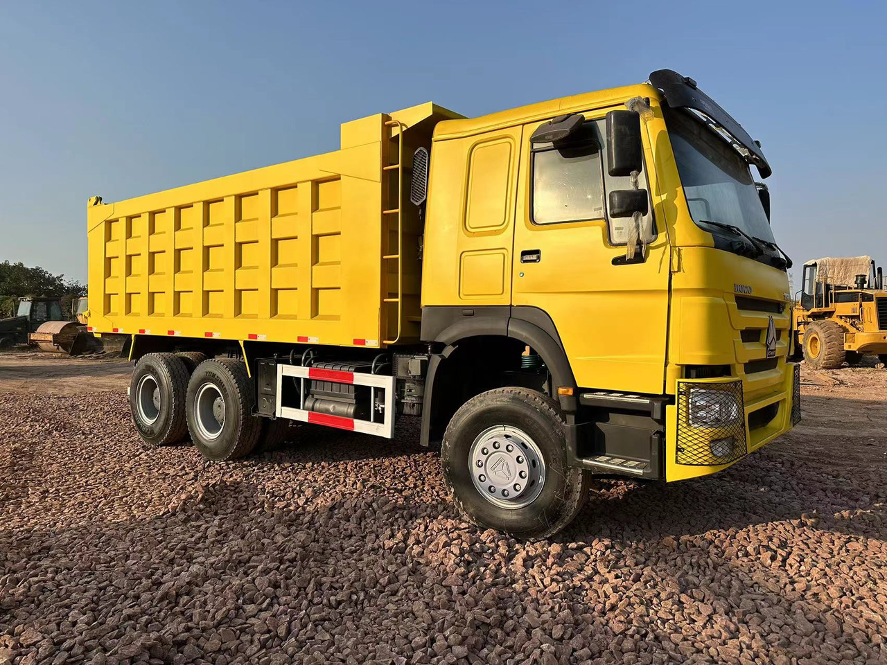 Tipper for transportation of heavy machinery SINOTRUK Howo Dump truck 371: picture 2