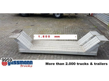 Low loader semi-trailer