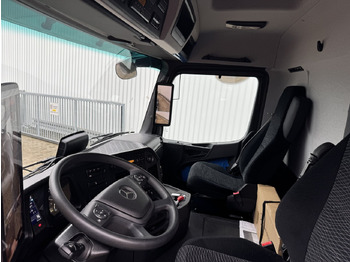 Interior photo 1: Mercedes-Benz Arocs 2651 L 6x6 Arocs 2651 L 6x6, HydroDrive, MirrorCam, Massage-Sitz, Motorabtrieb leasing Mercedes-Benz Arocs 2651 L 6x6 Arocs 2651 L 6x6, HydroDrive, MirrorCam, Massage-Sitz, Motorabtrieb Interior photo 1: Mercedes-Benz Arocs 2651 L 6x6 Arocs 2651 L 6x6, HydroDrive, MirrorCam, Massage-Sitz, Motorabtrieb leasing Mercedes-Benz Arocs 2651 L 6x6 Arocs 2651 L 6x6, HydroDrive, MirrorCam, Massage-Sitz, Motorabtrieb