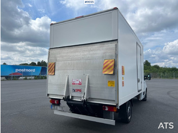 Closed box van Renault Master with tail lift: picture 3