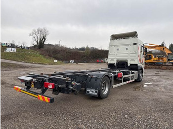 Container transporter/ Swap body truck DAF XF450: picture 3