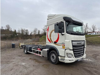 Container transporter/ Swap body truck DAF XF450: picture 4