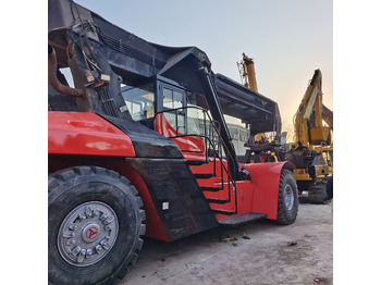 Reach stacker
