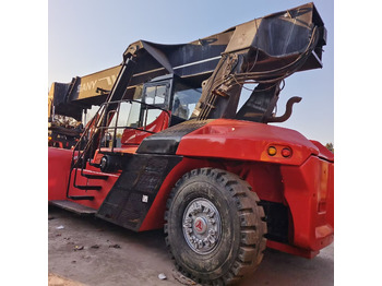 Reach stacker