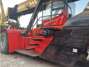 Reach stacker