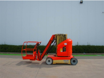 Vertical mast lift JLG