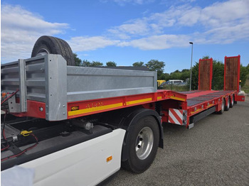 Low loader semi-trailer