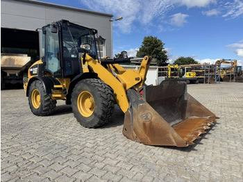 Wheel loader CAT 908M mit Klappschaufe und Palletengabeln: picture 3 Wheel loader CAT 908M mit Klappschaufe und Palletengabeln: picture 3
