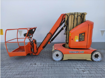 Vertical mast lift JLG
