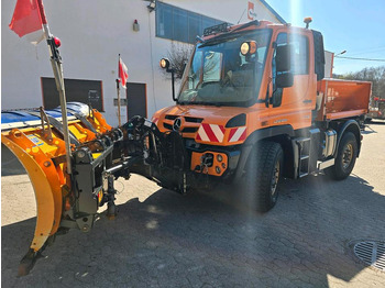 Snow removal vehicle UNIMOG